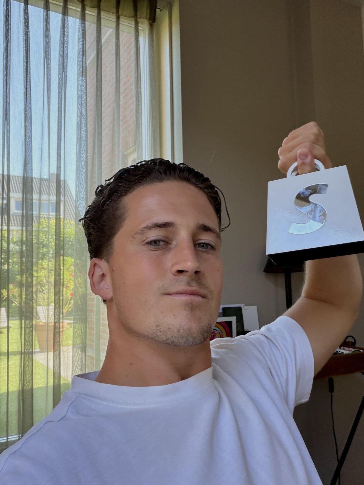 Roman Slokkers met zijn Shopify award
