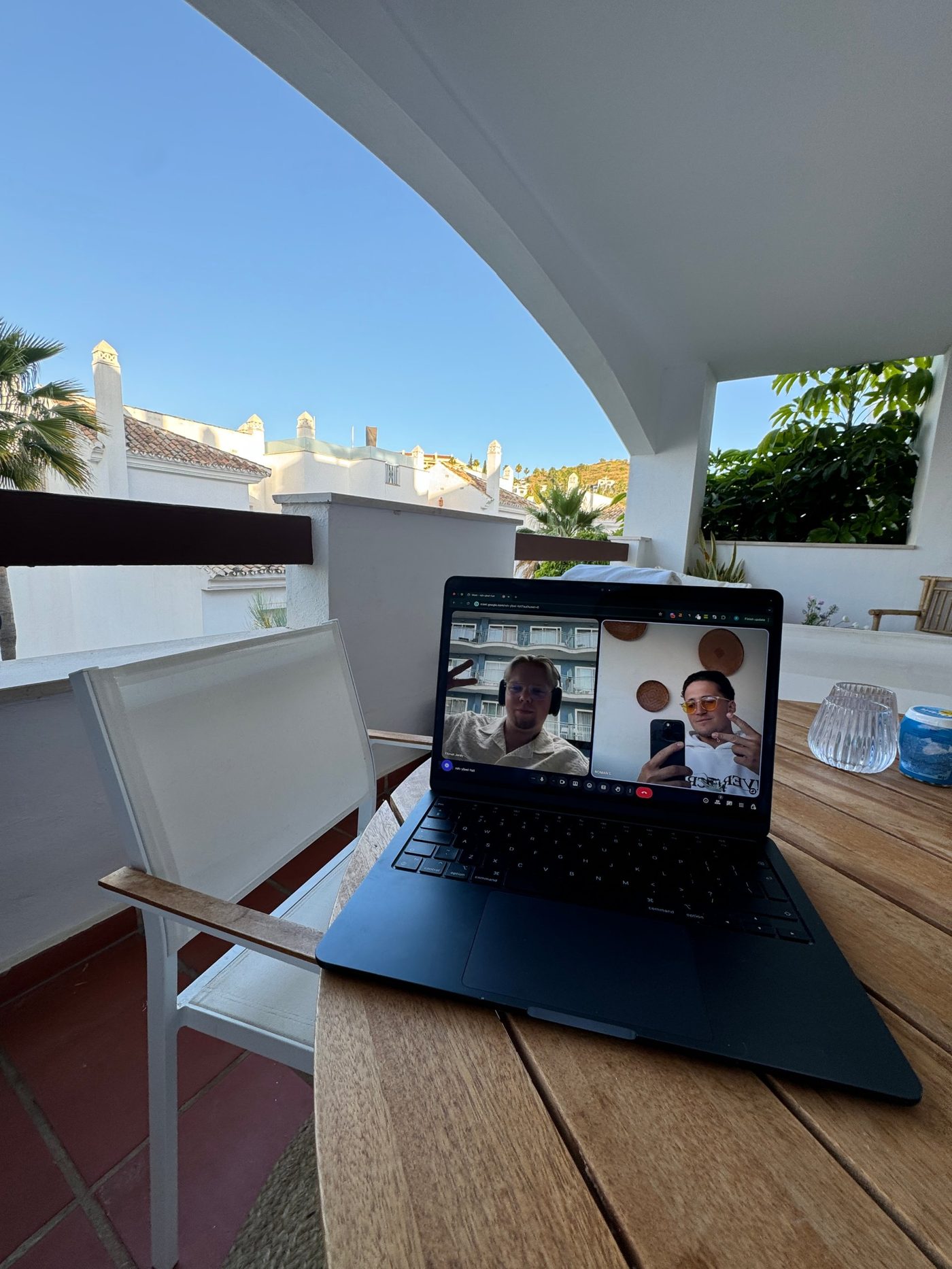 Laptop met een 1-op-1 videocall tussen Roman en een student