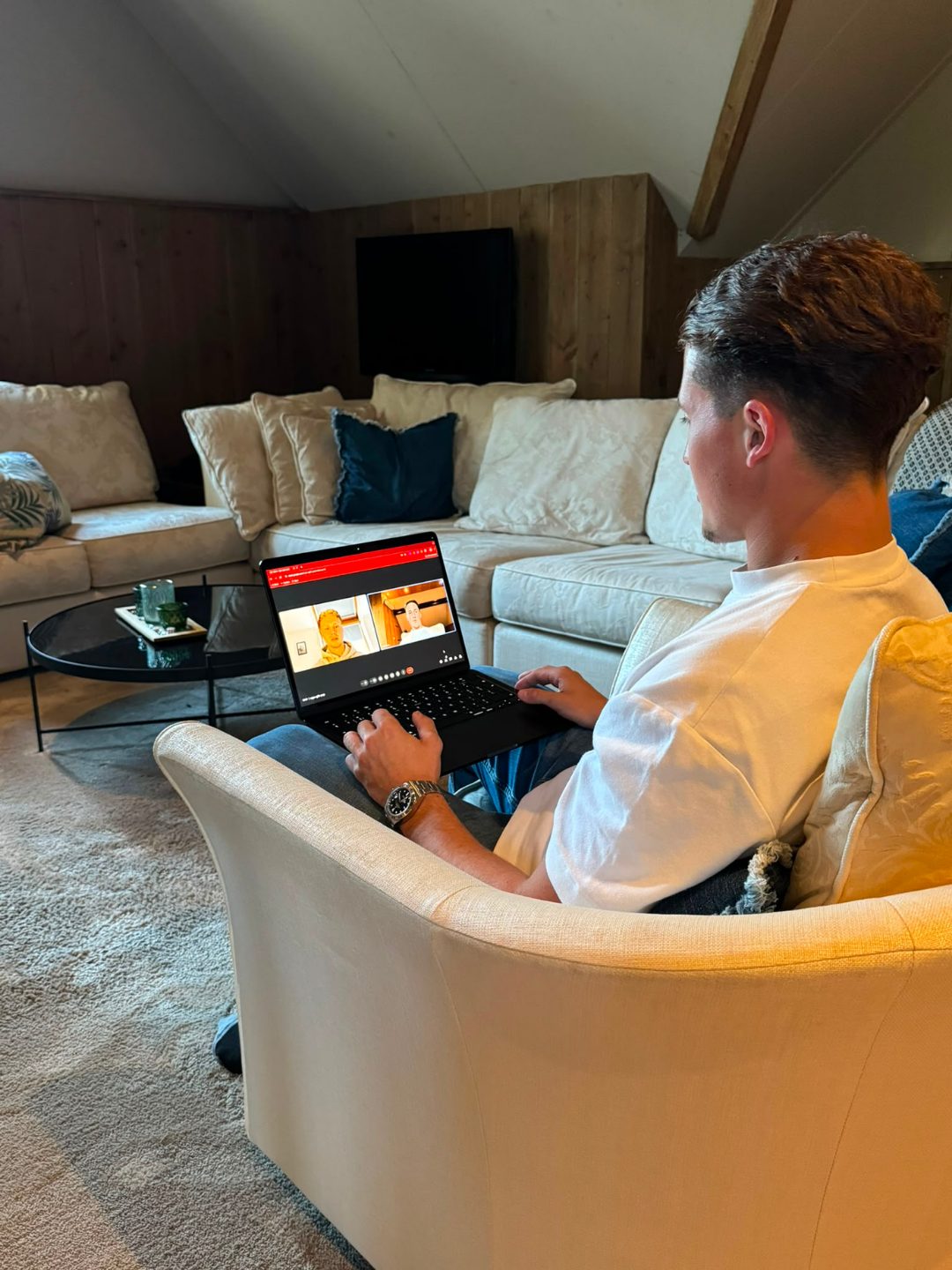 Student volgt een 1-op-1 coachingcall op de laptop