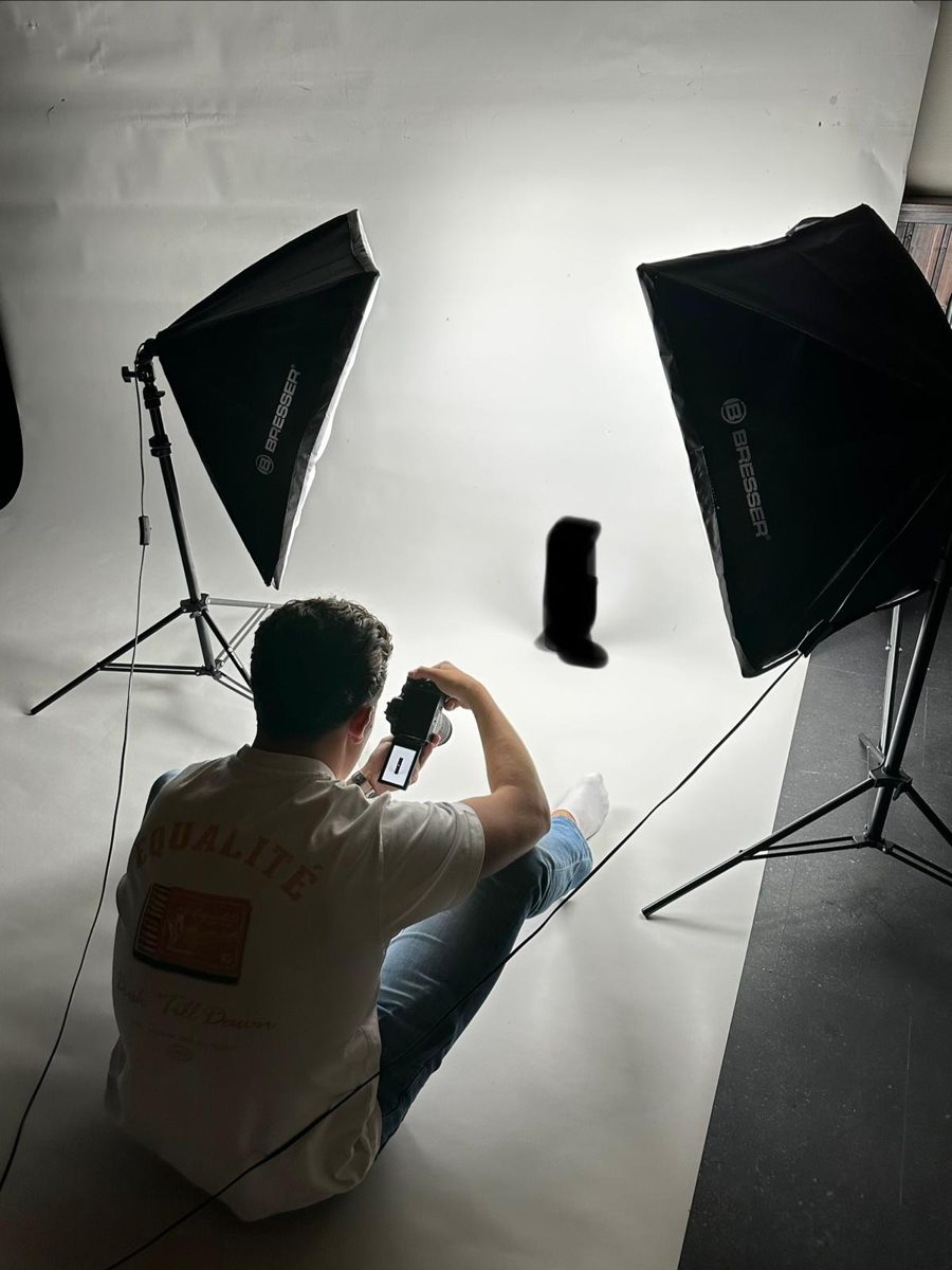Roman fotografeert zijn eigen product in een fotostudio