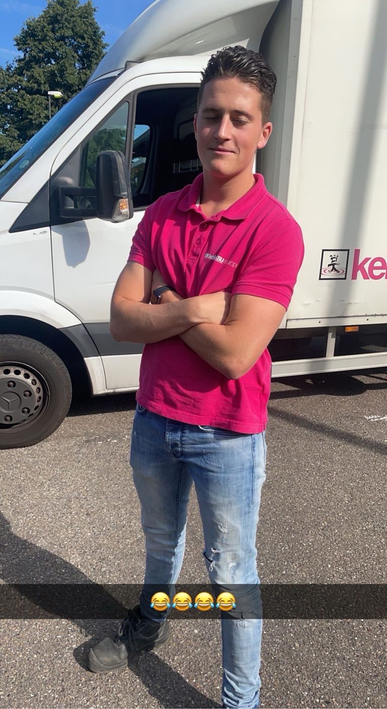 Roman in werkkleding voor een bezorgbus