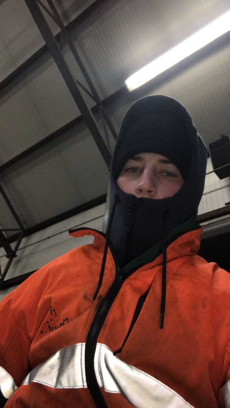 Roman in werkjas in een koude loods