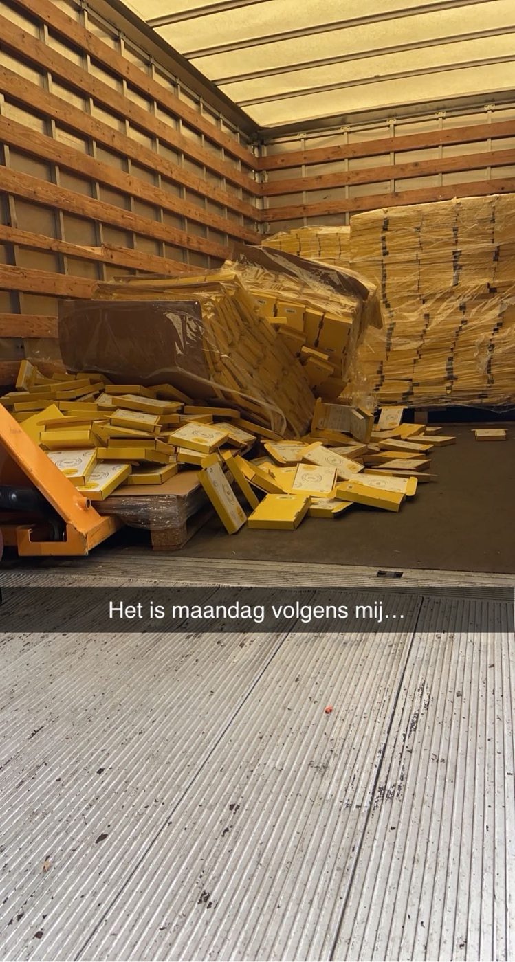 Omgevallen dozen in een vrachtwagen