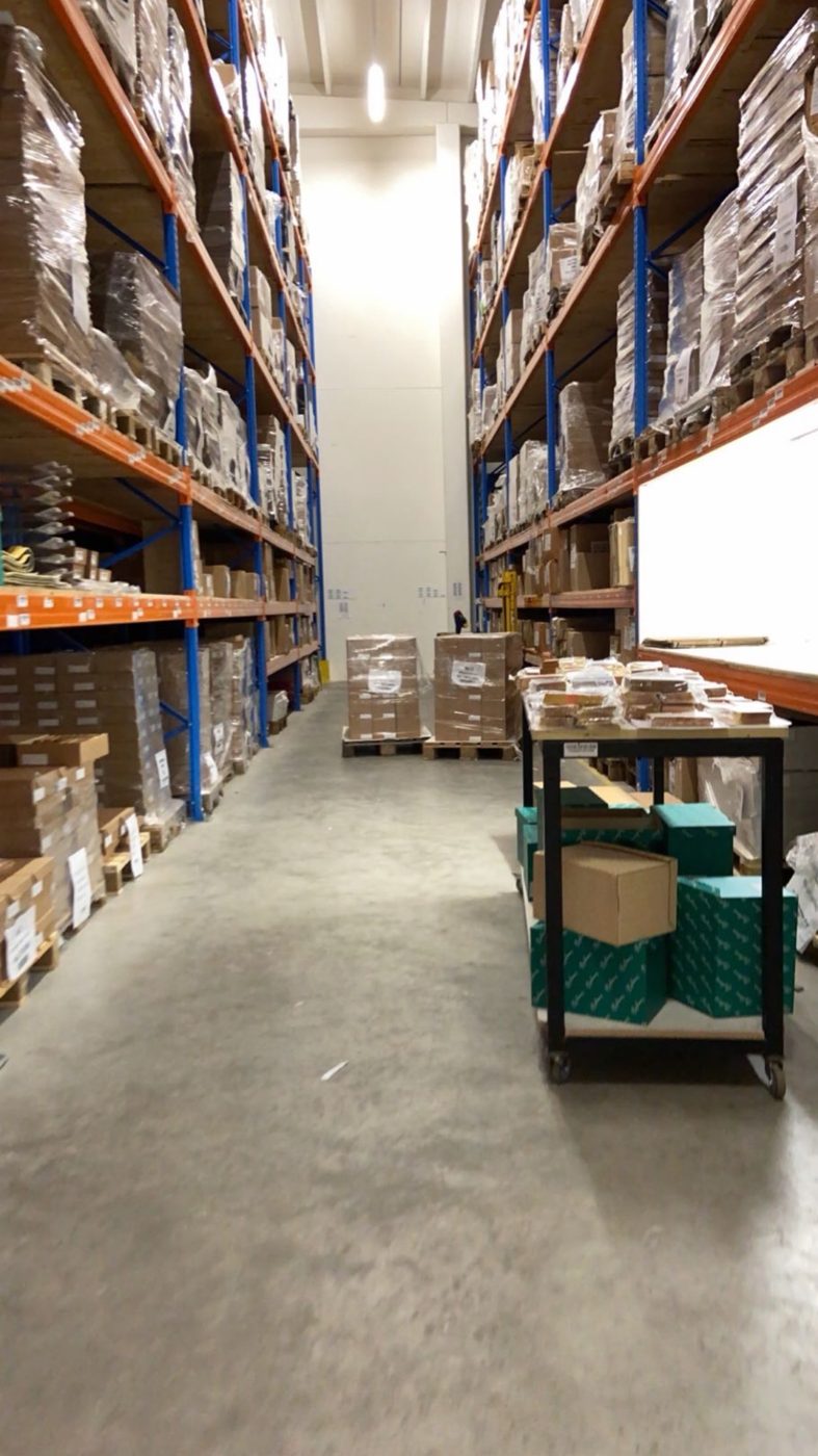 Magazijn met hoge stellingen